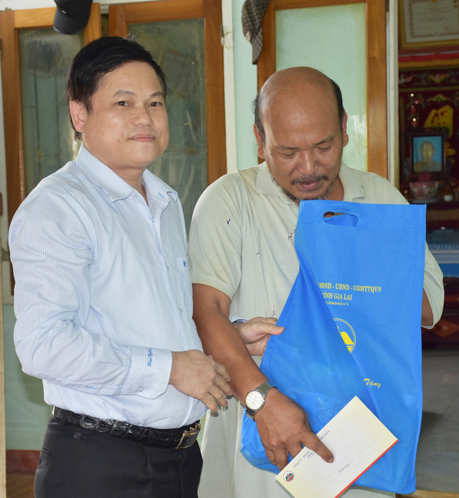 Trưởng ban Tổ chức Tỉnh ủy Nguyễn Văn Quân thăm, tặng quà ông Bùi Hồng Phong (thân nhân liệt sĩ). Ảnh: Hà Phương Trưởng ban Tổ chức Tỉnh ủy Nguyễn Văn Quân thăm, tặng quà ông Bùi Hồng Phong (thân nhân gia đình liệt sĩ).