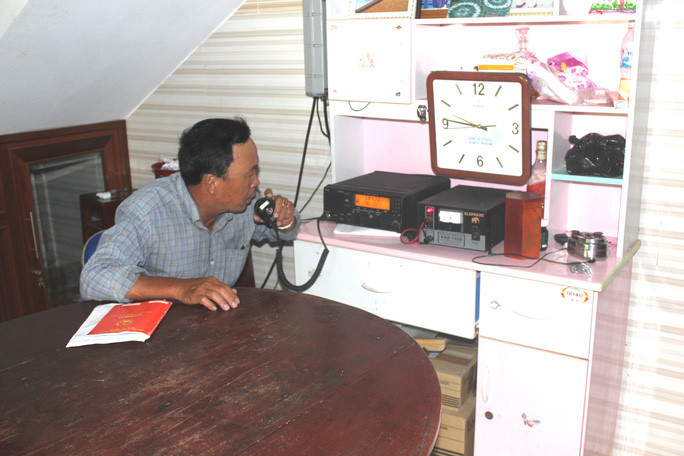 Giã từ biển khơi, ngư dân Nguyễn Thanh Nam trực máy icom tự nguyện để nối liền thông tin đất liền với những con tàu đang hoạt động ở vùng biển Hoàng Sa của Việt Nam