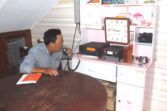 Giã từ biển khơi, ngư dân Nguyễn Thanh Nam trực máy icom tự nguyện để nối liền thông tin đất liền với những con tàu đang hoạt động ở vùng biển Hoàng Sa của Việt Nam