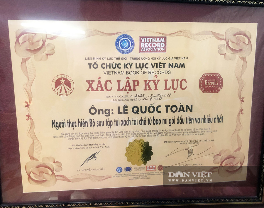Mong muốn của thầy Toàn ban đầu chỉ là tạo ra sản phẩm có thể tái sử dụng rác. Ảnh: M.A.