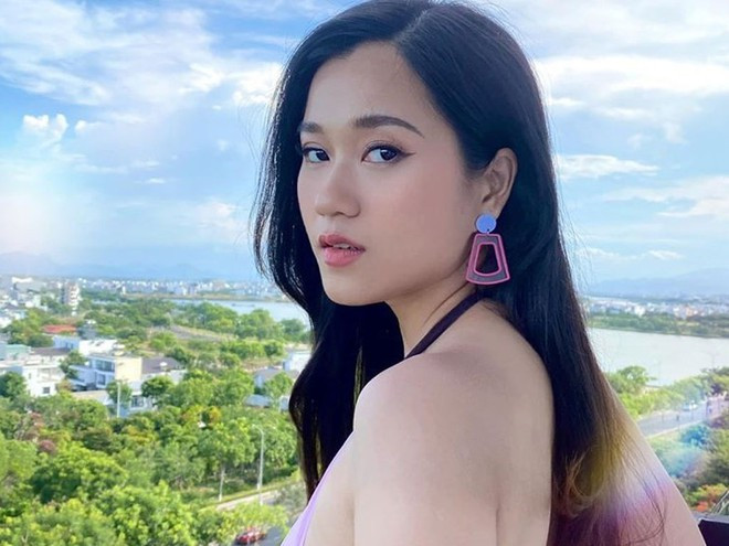 Lâm Vỹ Dạ khoe ảnh lưng trần gợi cảm khiến các nghệ sĩ ngưỡng mộ Ảnh: FBNV