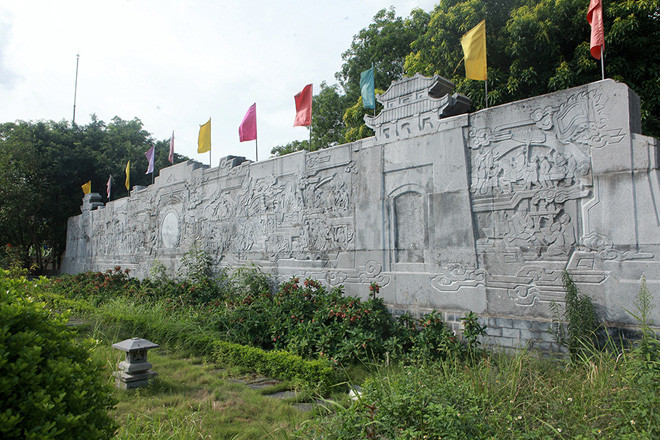 Phía sau là bức phù điêu có diện tích hơn 140m2 bằng đá xanh có nguồn gốc từ Thanh Hóa.  Phía sau là bức phù điêu có diện tích hơn 140m2 bằng đá xanh có nguồn gốc từ Thanh Hóa.