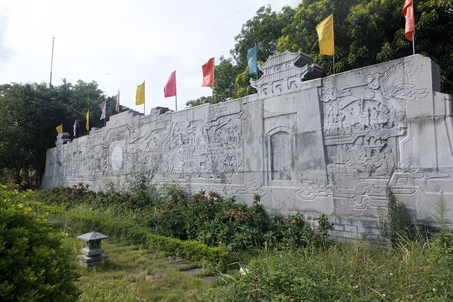  Phía sau là bức phù điêu có diện tích hơn 140m2 bằng đá xanh có nguồn gốc từ Thanh Hóa.