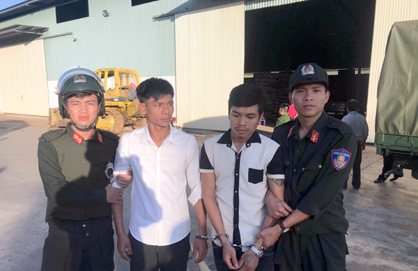 Lực lượng CSCĐ phối hợp Phòng Cảnh sát Kinh tế bắt giữ đối tượng vận chuyển, tàng trữ thuốc lá lậu quy mô lớn. Ảnh: Lê Văn Ngọc