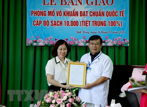Lãnh đạo Sở Y tế Đắk Nông bàn giao phòng mổ cho Bệnh viện Đa khoa tỉnh. (Ảnh: Hưng Thịnh/TTXVN)