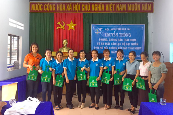 Hội LHPN tặng túi xách sử dụng nhiều lần cho cán bộ, hội viên tại địa phương. Ảnh: Hoàng Hiền