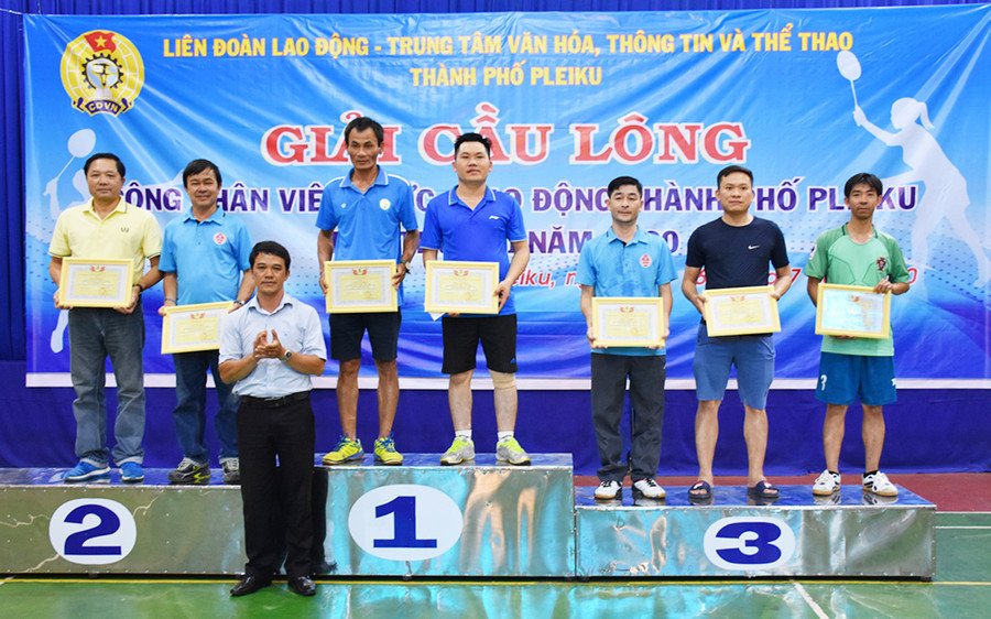 Ban tổ chức trao giải nhất, nhì, ba nội dung đôi nam. Ảnh: Hà Phương Ban tổ chức trao giải nhất, nhì, ba ở nội dung đôi nam. Ảnh: Hà Phương