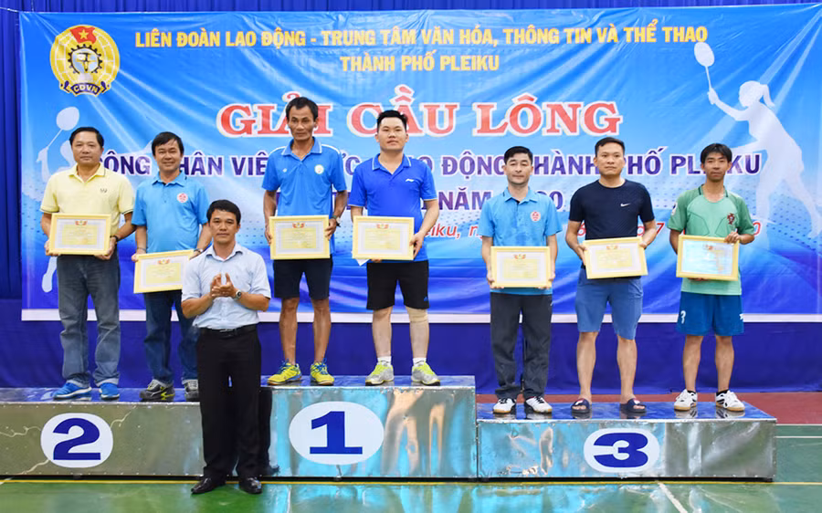  Ban tổ chức trao giải nhất, nhì, ba ở nội dung đôi nam. Ảnh: Hà Phương