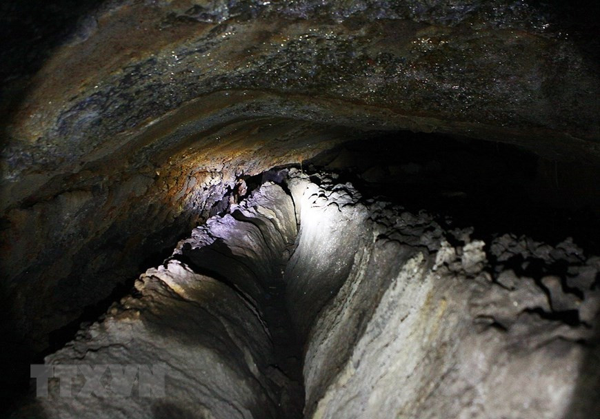 Công viên Địa chất Đắk Nông thuộc loại hiếm trên thế giới với những dòng thạch nhũ dung nham còn hiện rõ. Ảnh: Dương Giang/TTXVN Công viên Địa chất Đắk Nông thuộc loại hiếm trên thế giới với những dòng thạch nhũ dung nham còn hiện rõ. (Ảnh: Dương Giang/TTXVN)