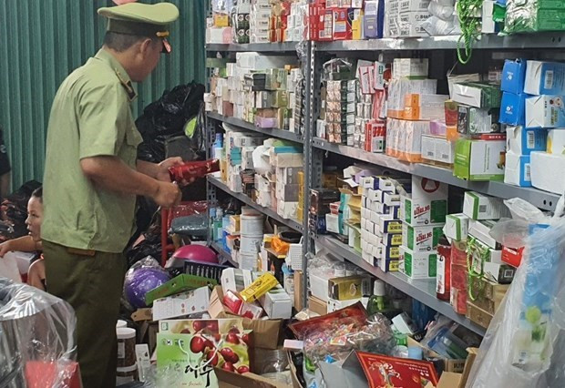Lực lượng Quản lý thị trường kiểm tra hàng hóa tại một cơ sở. (Ảnh: Quản lý thị trường cung cấp) Lực lượng Quản lý thị trường kiểm tra hàng hóa tại một cơ sở. (Ảnh: Quản lý thị trường cung cấp)