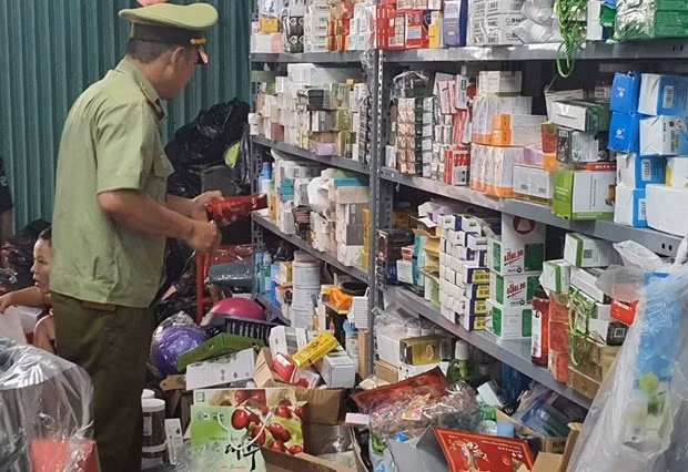 Lực lượng Quản lý thị trường kiểm tra hàng hóa tại một cơ sở. (Ảnh: Quản lý thị trường cung cấp) Lực lượng Quản lý thị trường kiểm tra hàng hóa tại một cơ sở. (Ảnh: Quản lý thị trường cung cấp)