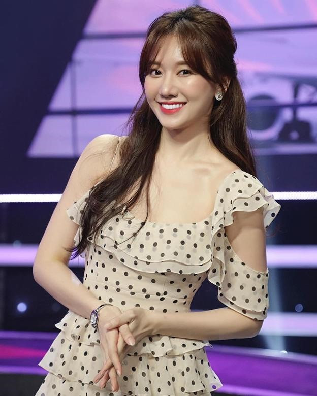 Ở tuổi 35, không chỉ nhan sắc thăng hạng, Hari Won còn ngày càng thành công trong sự nghiệp. Về ca hát, mặc dù không có nhiều bản hit trong thời gian gần đây nhưng giọng hát của cô ngày càng tiến bộ. Ảnh: FBNV.