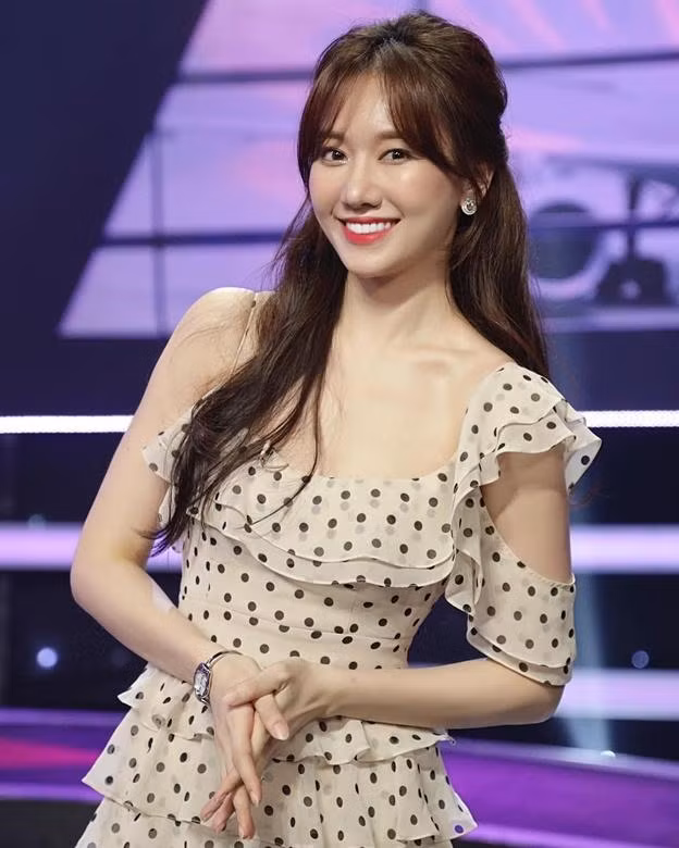 Ở tuổi 35, không chỉ nhan sắc thăng hạng, Hari Won còn ngày càng thành công trong sự nghiệp. Về ca hát, mặc dù không có nhiều bản hit trong thời gian gần đây nhưng giọng hát của cô ngày càng tiến bộ. Ảnh: FBNV.