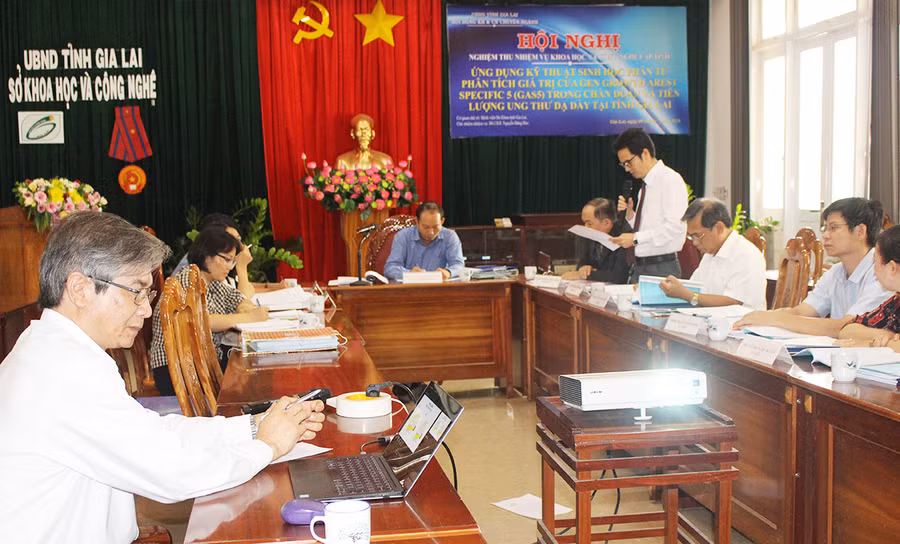 Các thành viên Hội đồng nghiệm thu phản biện đề tài tại hội nghị. Ảnh: Nguyễn Giang