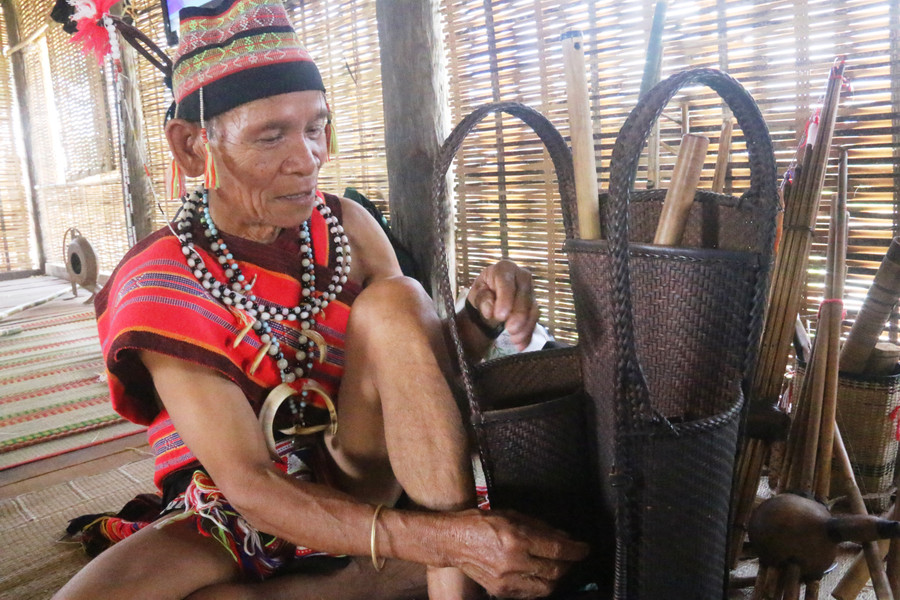 Chiếc gùi ba ngăn của đàn ông người Giẻ Triêng. Ảnh: T.N Chiếc gùi ba ngăn của đàn ông người Giẻ Triêng. Ảnh: T.N