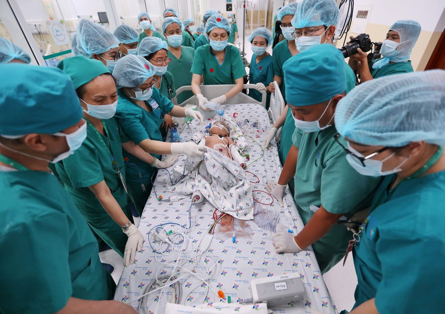 Ca phẫu thuật tách rời cặp song sinh dính nhau vùng bụng chậu kéo dài hơn 12 giờ đã kết thúc thành công ẢNH: NGỌC DƯƠNG