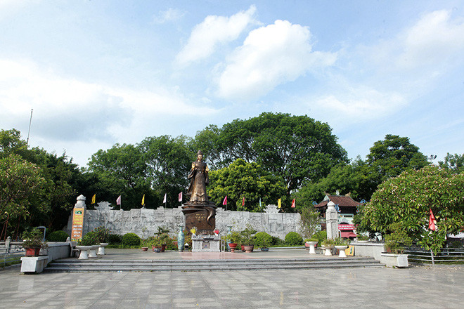  Quần thể Khu di tích đền thờ Hoàng thái hậu Ỷ Lan (xã Dương Xá, huyện Gia Lâm, Hà Nội) rộng 3ha bao gồm: chùa, đền, điện, sơn trang. Chùa và đền thờ Nguyên Phi Ỷ Lan còn gọi chùa Bà Tấm, đền Bà Tấm. Chùa có tên chữ 