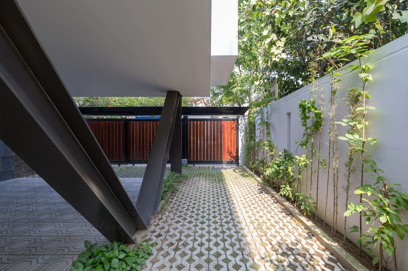 Lối đi quanh vườn được sắp xếp cẩn thận, mang lại những giây phút thư giãn thoải mái cho các thành viên trong nhà.