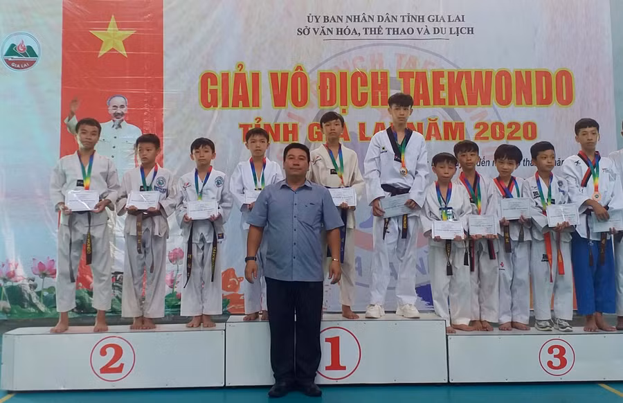  Ban tổ chức trao huy chương cho các vận động viên đạt thành tích cao tại giải. Ảnh: Hà Phương