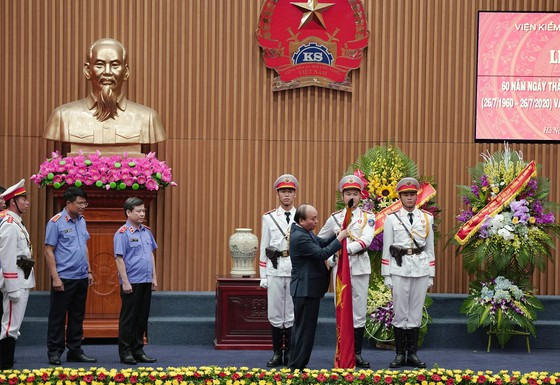 Thừa ủy quyền của Chủ tịch nước, Thủ tướng Nguyễn Xuân Phúc đã trao tặng Huân chương Hồ Chí Minh cho ngành kiểm sát nhân dân. Ảnh: ĐỖ TRUNG