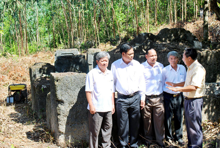 Nhà báo Phan Thanh Bình, Tổng Thư ký Hội Khoa học lịch sử tỉnh Phú Yên (bìa phải), giới thiệu 4 dạng mộ cổ với đồng chí Bí thư Tỉnh ủy Huỳnh Tấn Việt (thứ 2 từ trái sang), nguyên Bí thư Tỉnh ủy Nguyễn Thành Quang (trái) và đại diện những người phát tâm lập đàn tràng, tu tảo những ngôi mộ cổ - Ảnh: MINH KÝ.
