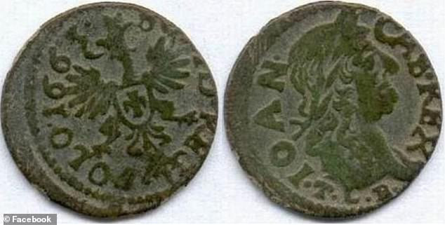 Các đồng xu cổ được lấy ra từ miệng các bộ xương - - ảnh: Facebook thành viên nhóm nghiên cứu Các đồng xu cổ được lấy ra từ miệng các bộ xương - - ảnh: Facebook thành viên nhóm nghiên cứu