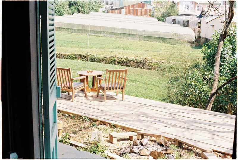 Khoảng không gian thoáng mát trước hiên nhà.