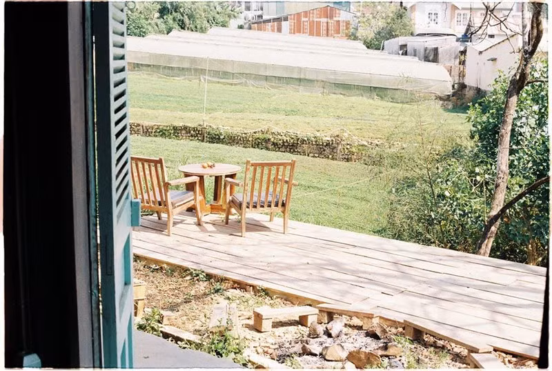 Khoảng không gian thoáng mát trước hiên nhà.