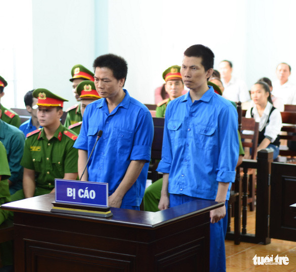 Bị cáo Lê Minh Sơn (trái) cùng đồng phạm tại tòa - Ảnh: ĐỨC TRONG