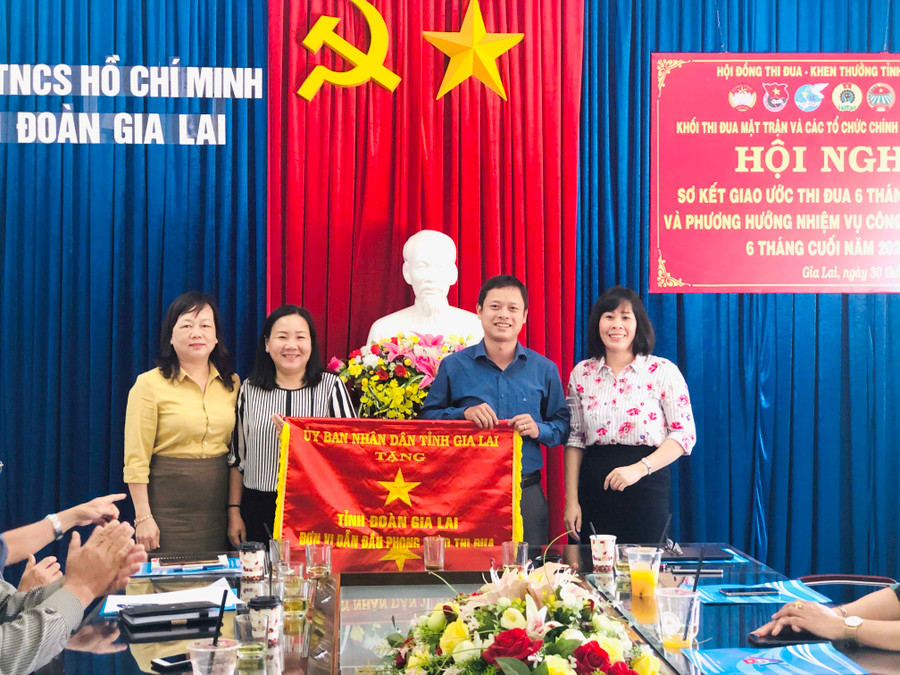 Đồng chí Nguyễn Hoàng Phong (thứ 2 từ phải sang)-đại diện đơn vị Tỉnh Đoàn nhận cờ thi đua của UBND tỉnh vì có thành tích xuất sắc, toàn diện nhiệm vụ công tác dẫn đầu phong trào thi đua yêu nước tỉnh Gia Lai năm 2019. Ảnh: Thủy Bình