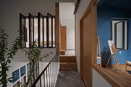 Chủ nhà rất thích cúc họa mi, do đó hình ảnh và màu sắc của loài hoa này được đưa vào thiết kế tổng thể cũng như các chi tiết của ngôi nhà.