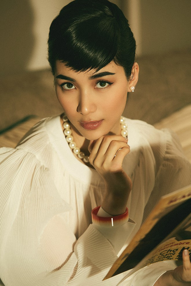 Hoà Minzy cho biết lúc đầu bản thân khá lo lắng vì đối tượng khán giả của mình đa phần là giới trẻ. Tuy nhiên, sau khi hình ảnh Nam Phương hoàng hậu nhận được những phản hồi tích cực đã giúp Hoà Minzy có thêm động lực để thay đổi hình ảnh theo phong cách trưởng thành, quý phái hơn. ẢNH: NVCC