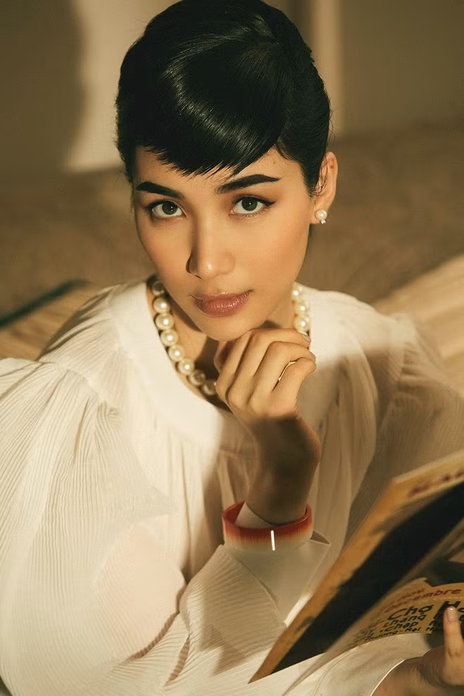 Hoà Minzy cho biết lúc đầu bản thân khá lo lắng vì đối tượng khán giả của mình đa phần là giới trẻ. Tuy nhiên, sau khi hình ảnh Nam Phương hoàng hậu nhận được những phản hồi tích cực đã giúp Hoà Minzy có thêm động lực để thay đổi hình ảnh theo phong cách trưởng thành, quý phái hơn. ẢNH: NVCC