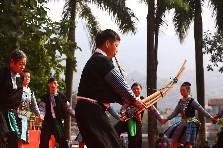  Biểu diễn khèn Mông.