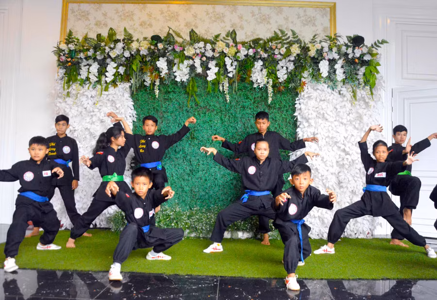 Các võ sinh biểu diễn môn võ cổ truyền Việt Nam tại lễ ra mắt Văn phòng đại diện Viện Võ học Việt Nam khu vực Tây Nguyên. Ảnh: Minh Vỹ 