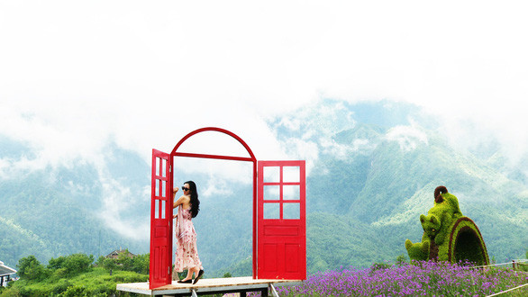 Cổng trời đỏ rực ôm trọn vẻ đẹp lãng mạn của Sa Pa