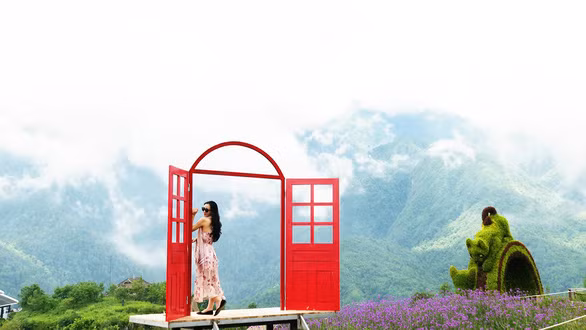 Cổng trời đỏ rực ôm trọn vẻ đẹp lãng mạn của Sa Pa