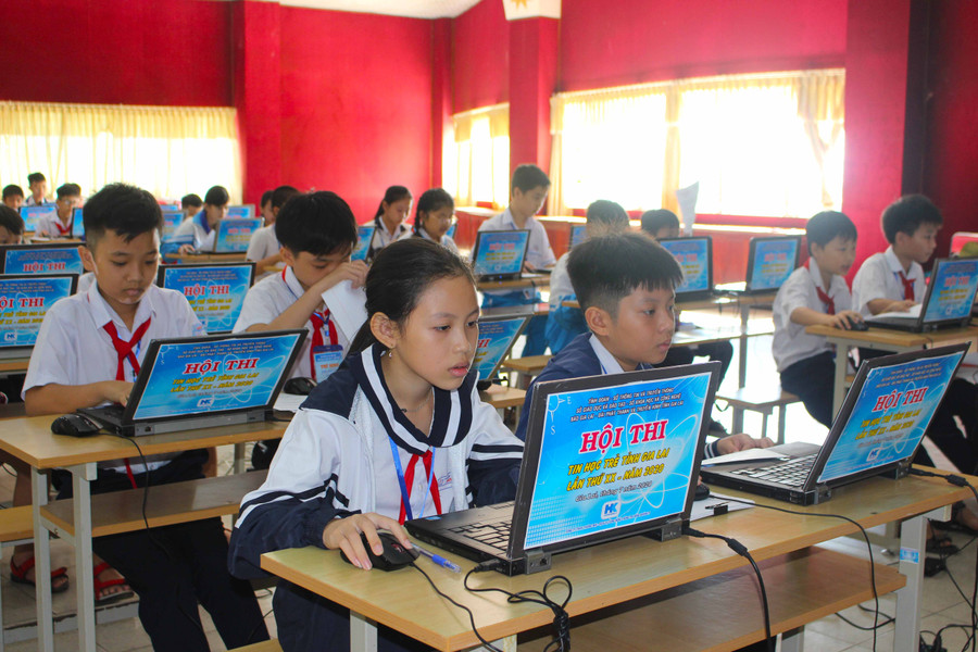 Các thí sinh dự thi bảng A tại Hội thi Tin học trẻ toàn tỉnh lần thứ XX. Ảnh: Phan Lài 