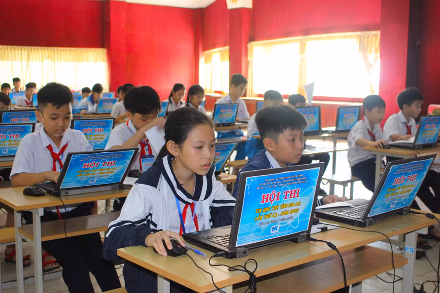 Các thí sinh dự thi bảng A tại Hội thi Tin học trẻ toàn tỉnh lần thứ XX. Ảnh: Phan Lài 