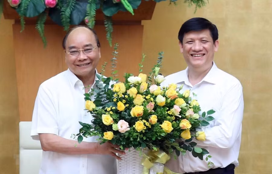Thủ tướng Nguyễn Xuân Phúc chúc mừng quyền Bộ trưởng Bộ Y tế Nguyễn Thanh Long tại Trụ sở Chính phủ hôm 10/7. (Ảnh: Thống Nhất/TTXVN)
