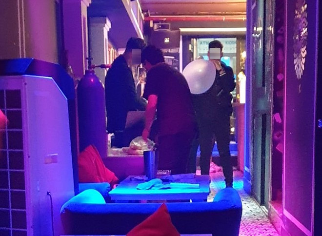 Tại quán N. (đường Tôn Thất Đạm, Q.1, TP.HCM), bình khí cười được đặt ngay lối ra vào ẢNH: PHẠM HỮU