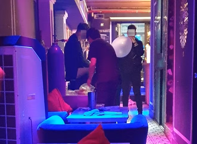 Tại quán N. (đường Tôn Thất Đạm, Q.1, TP.HCM), bình khí cười được đặt ngay lối ra vào ẢNH: PHẠM HỮU