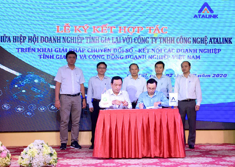  Lễ ký kết hợp tác giữa Hiệp hội Doanh nghiệp tỉnh và Công ty TNHH Công nghệ Atalink (TP. Hồ Chí Minh) về triển khai các giải pháp chuyển đổi số, kết nối cộng đồng doanh nghiệp. Ảnh: Hà Duy