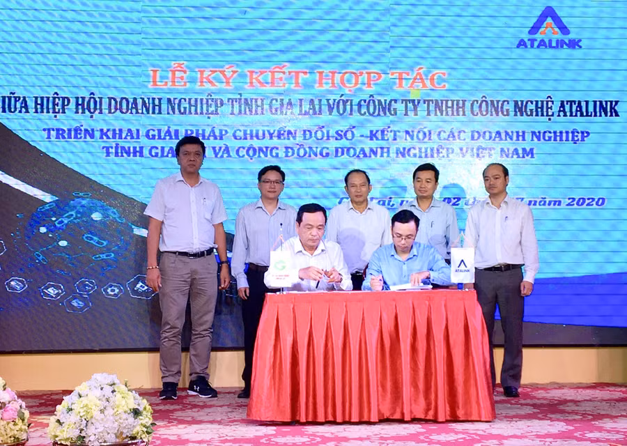  Lễ ký kết hợp tác giữa Hiệp hội Doanh nghiệp tỉnh và Công ty TNHH Công nghệ Atalink (TP. Hồ Chí Minh) về triển khai các giải pháp chuyển đổi số, kết nối cộng đồng doanh nghiệp. Ảnh: Hà Duy