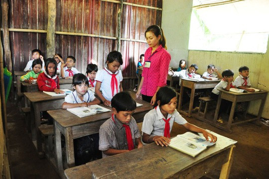 Chuẩn nghề nghiệp giáo viên là hệ thống phẩm chất, năng lực mà giáo viên cần đạt để thực hiện nhiệm vụ dạy học và giáo dục học sinh Chuẩn nghề nghiệp giáo viên là hệ thống phẩm chất, năng lực mà giáo viên cần đạt để thực hiện nhiệm vụ dạy học và giáo dục học sinh