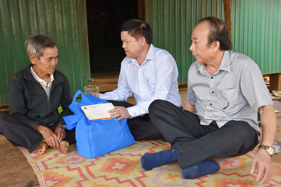 Trưởng ban Tổ chức Tỉnh ủy Nguyễn Văn Quân (giữa) thăm, tặng quà ông Blao (gia đình có công với cách mạng). Ảnh: Hà Phương Trưởng ban Tổ chức Tỉnh ủy Nguyễn Văn Quân và ông Huỳnh Minh Khánh-Phó Viện trưởng Viện kiểm sát nhân dân tỉnh thăm, tặng quà ông Blao (gia đình có công cách mạng). Ảnh: Hà Phương