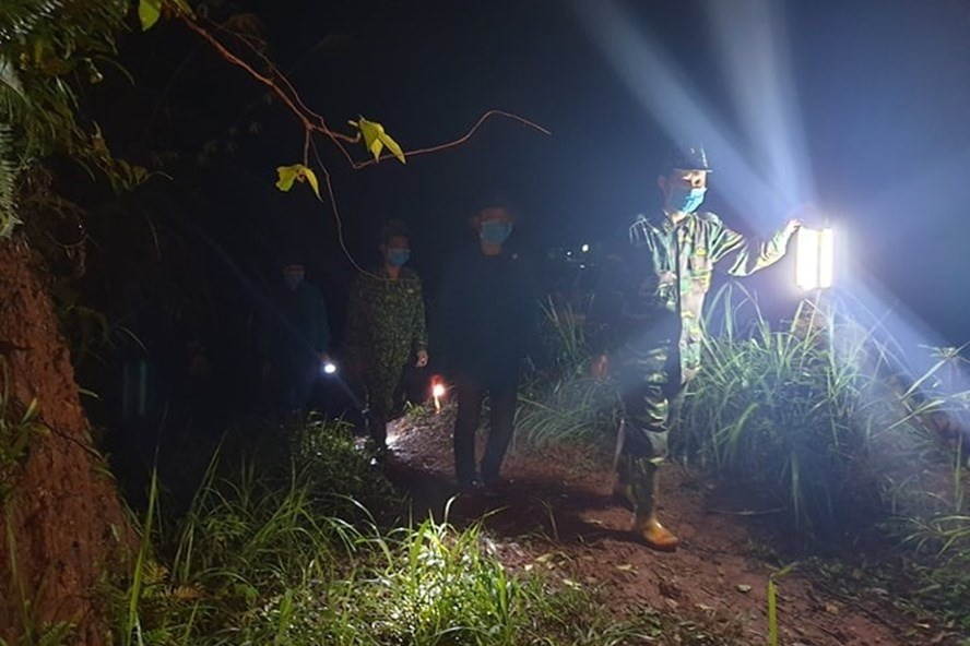 Bộ đội biên phòng tăng cường siết chặt các đường mòn, lối mở... kiên quyết với những trường hợp nhập cảnh trái phép. Ảnh Phạm Đông/LĐO Bộ đội biên phòng tăng cường siết chặt các đường mòn, lối mở... kiên quyết với những trường hợp nhập cảnh trái phép. Ảnh Phạm Đông/LĐO