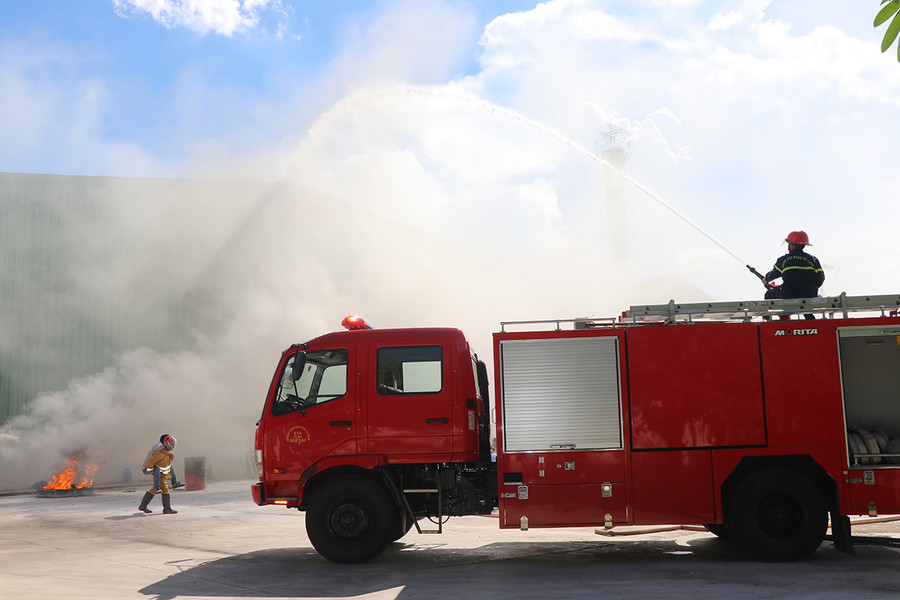 Lực lượng chữa cháy tại Nhà máy tinh bột sắn Gia Lai tham gia tình huống giả định, cháy kho chứa thành phẩm của nhà máy. Ảnh: Ngọc Minh