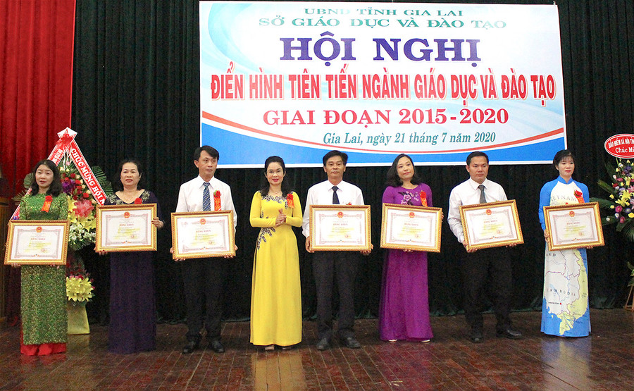 Trao bằng khen của Chủ tịch UBND tỉnh cho 7 cá nhân có thành tích xuất sắc tiêu biểu trong phong trào thi đua yêu nước giai đoạn 2015-2020. Ảnh: Mộc Trà Trao bằng khen của Chủ tịch UBND tỉnh cho 7 cá nhân có thành tích xuất sắc tiêu biểu trong phong trào thi đua yêu nước, giai đoạn 2015-2020. Ảnh Mộc Trà