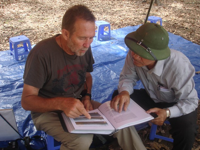 Brian Cleaver (trái) kiểm tra hình ảnh, sơ đồ... trận đánh ẢNH: ÔNG NGUYỄN SỸ HỒ CUNG CẤP